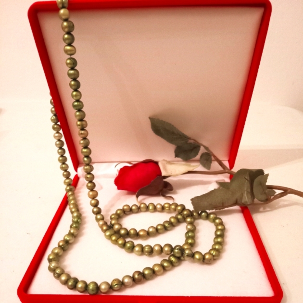 🎁 FREE GIFT INCLUDED 🎁 NWOT Fresh Water Green Pearls Necklace Women